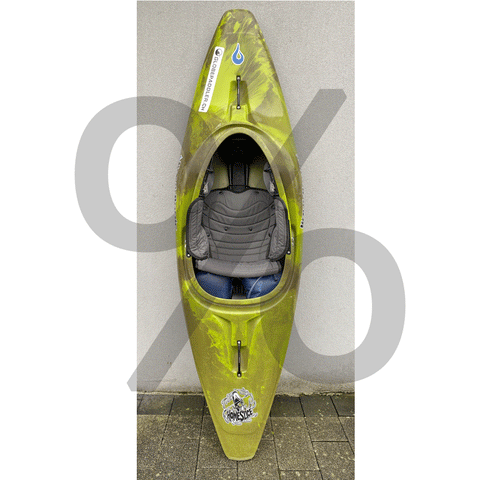 Globepaddler Homeslice - Der Homeslice von Liquid Logic! hat im Vergleich zu Party Braaap und Mullet nochmals weniger Volumen und lässt sich noch besser in Walzen und Löchern steuern. Er ist die perfekte Surfmaschine auf Wellen und lässt sich gut carven.  Egal ob man das gesamte Potential ausschöpfen will, um jede noch so raue Welle und Kante zu schneiden, oder seine etwas geschmeidigeren Bahnen entlang der Felsen und Strudel ziehen möchte – das Homeslice deckt beide Belange ab.