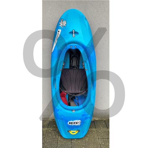Globepaddler Huningue - Der JED von Pyranha ist ein ausgewogen gestaltetes Freestyleboot, in dem sich sowohl Einsteiger als auch Fortgeschrittene wohl fühlen. Er ist länger als seine Mitbewerber, wodurch er schneller in einer Welle ist und einfachere Trickeinleitungen ermöglicht. Das direkt ins Zentrum gerückte Volumen ermöglicht ein Maximum an Pop. Egal ob Freestyle Contest in Welle oder Walze, Flachwasser-Freestyle auf dem heimischen See, der Jed macht eine gute Figur.