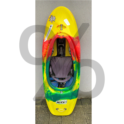 Globepaddler Huningue - Der JED von Pyranha ist ein ausgewogen gestaltetes Freestyleboot, in dem sich sowohl Einsteiger als auch Fortgeschrittene wohl fühlen. Er ist länger als seine Mitbewerber, wodurch er schneller in einer Welle ist und einfachere Trickeinleitungen ermöglicht. Das direkt ins Zentrum gerückte Volumen ermöglicht ein Maximum an Pop. Egal ob Freestyle Contest in Welle oder Walze, Flachwasser-Freestyle auf dem heimischen See, der Jed macht eine gute Figur.